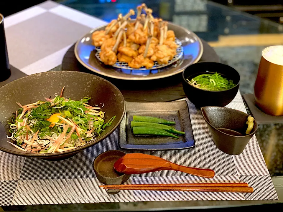 今夜の晩酌ご飯🍺　しらす丼、チューリップの唐揚げ、オクラの浅漬け、春菊とえのきととろろ昆布のお吸い物|yokoさん