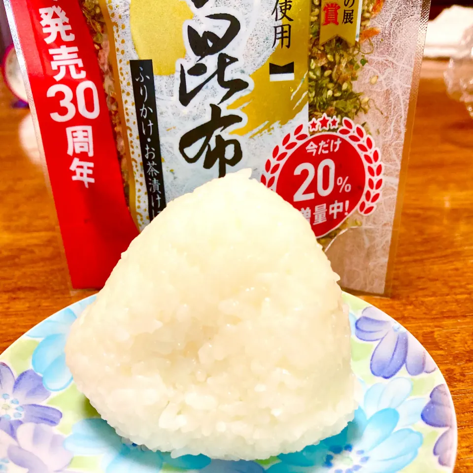 Snapdishの料理写真:炊き立てご飯で塩むすび🍙いか昆布ふりかけ🦑|まいりさん