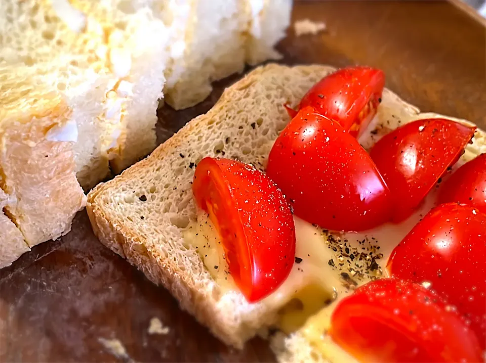 Snapdishの料理写真:卵サンドとトマトチーズトースト🍅|Chika Nagaiさん