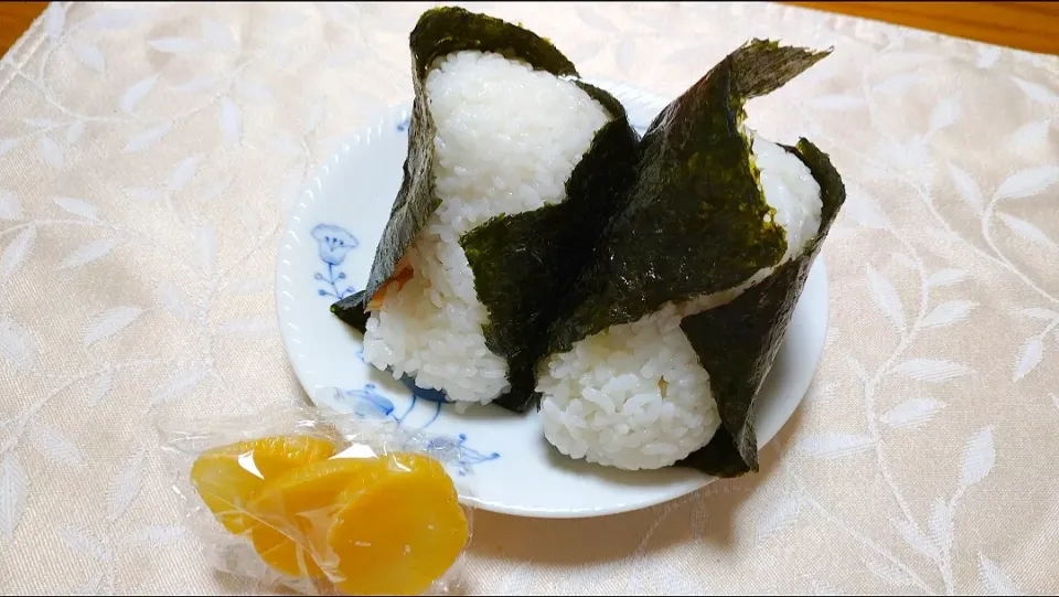 11/2の夜勤弁当
鮭の西京漬け入りおにぎり🍙|卯月さん