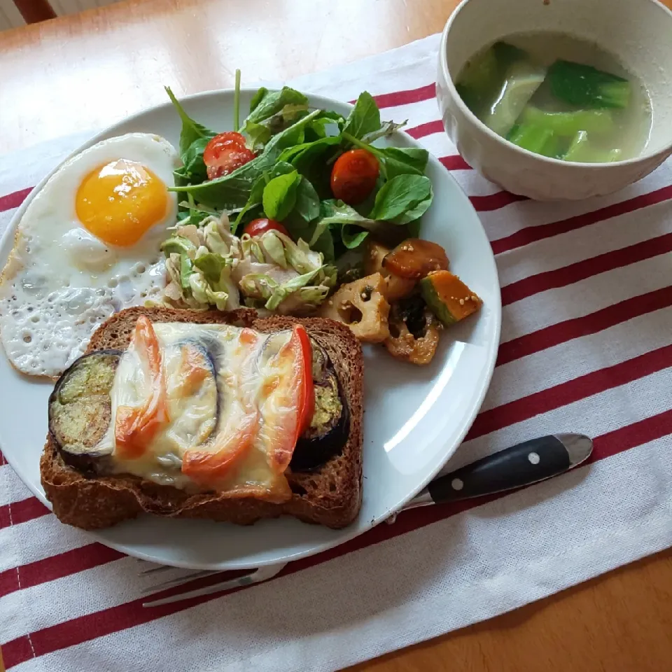 茄子とパプリカトーストで朝ごはん|えるえるさん