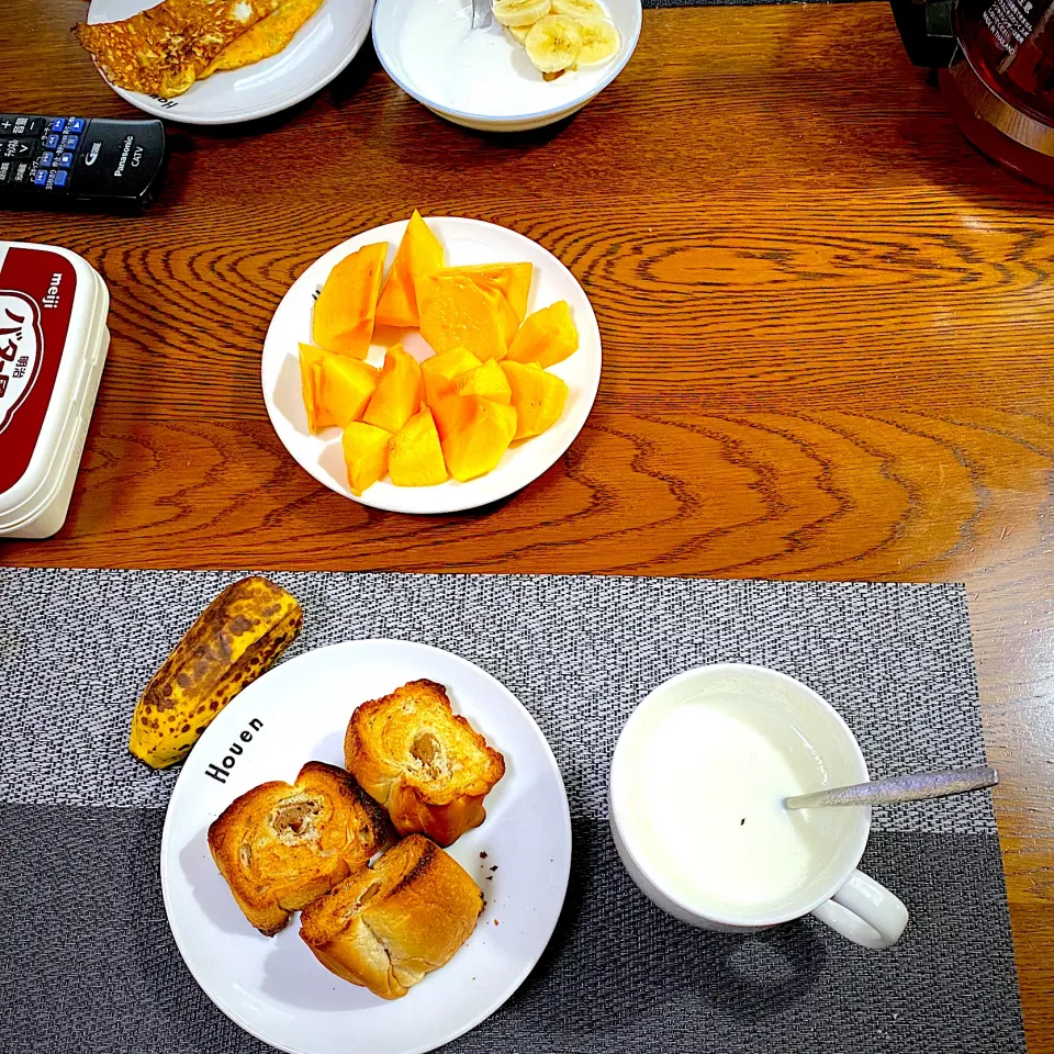 11月 2日　朝ごはん　ミルクティーロールパン、ホットミルク、バナナ、柿|yakinasuさん