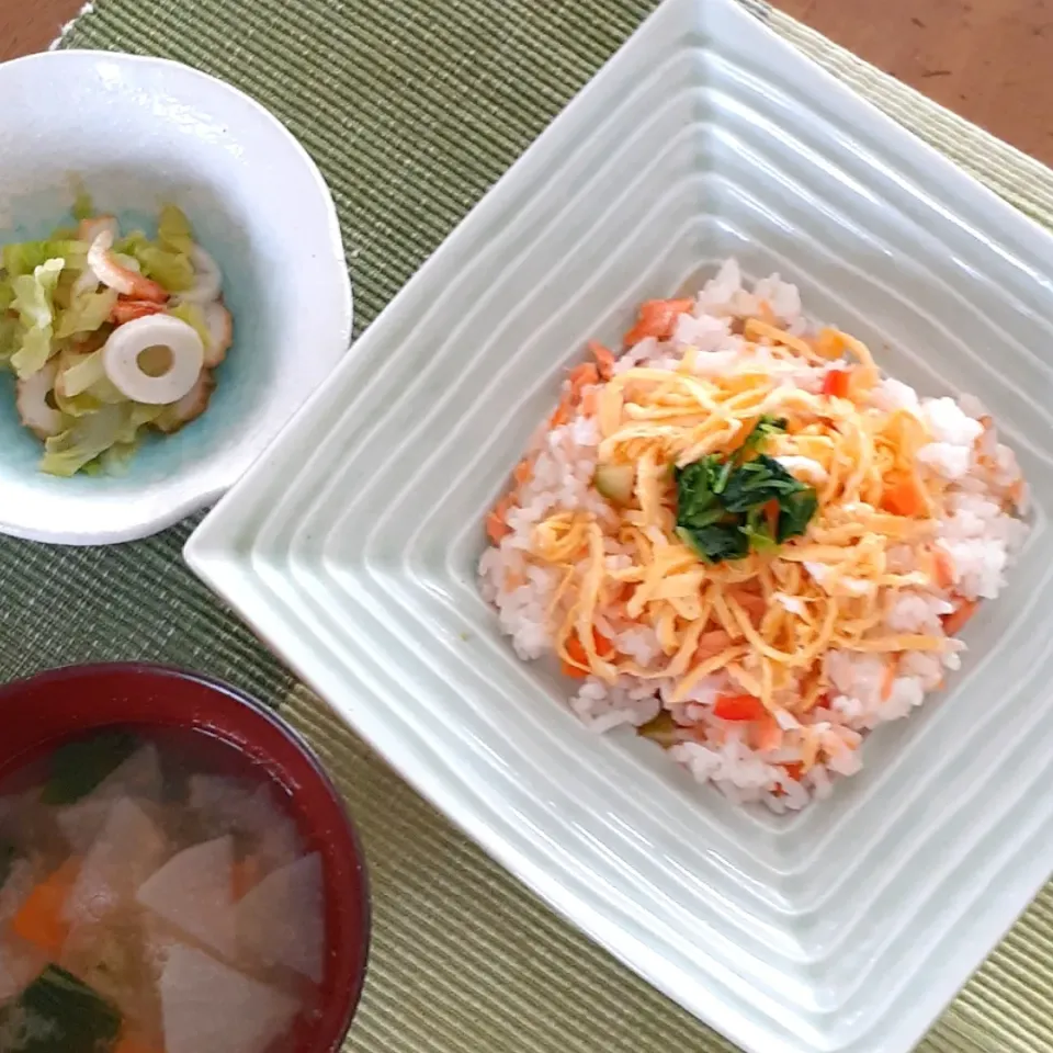 腸に優しいランチ
ピクルスと焼き鮭のちらし寿司|makikoさん