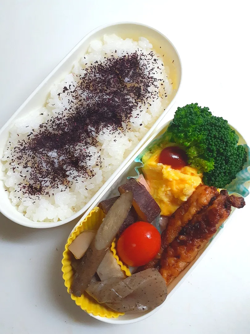 ☆中学生弁当☆ゆかりごはん、ブロッコリー、ハムオムレツ、唐揚げ、薩摩芋レモン煮、ミニトマト、筑前煮|ｼｮｺﾗさん