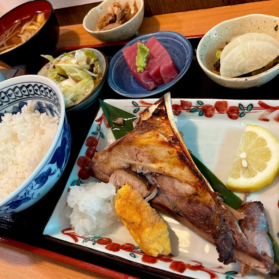 Snapdishの料理写真:まぐろカマ焼き定食@わさび(月島)|塩豚骨さん