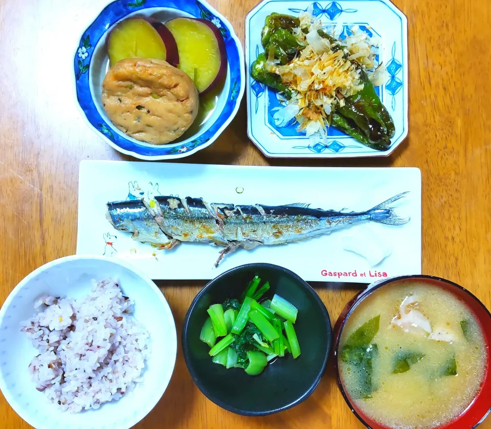 １０月３０日　さんまの塩焼き　小松菜のおひたし　枝豆がんもとさつまいものレンチン含め煮　甘長とうがらし　れんこんとわかめのお味噌汁|いもこ。さん