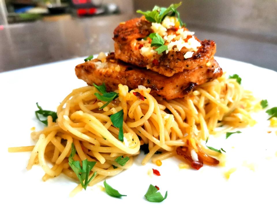 SPAGHETTI AGLIO OLIO WITH GRILLED CHICKEN