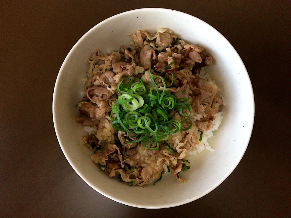 豚肉バラ塩炒め丼|ばーさんさん