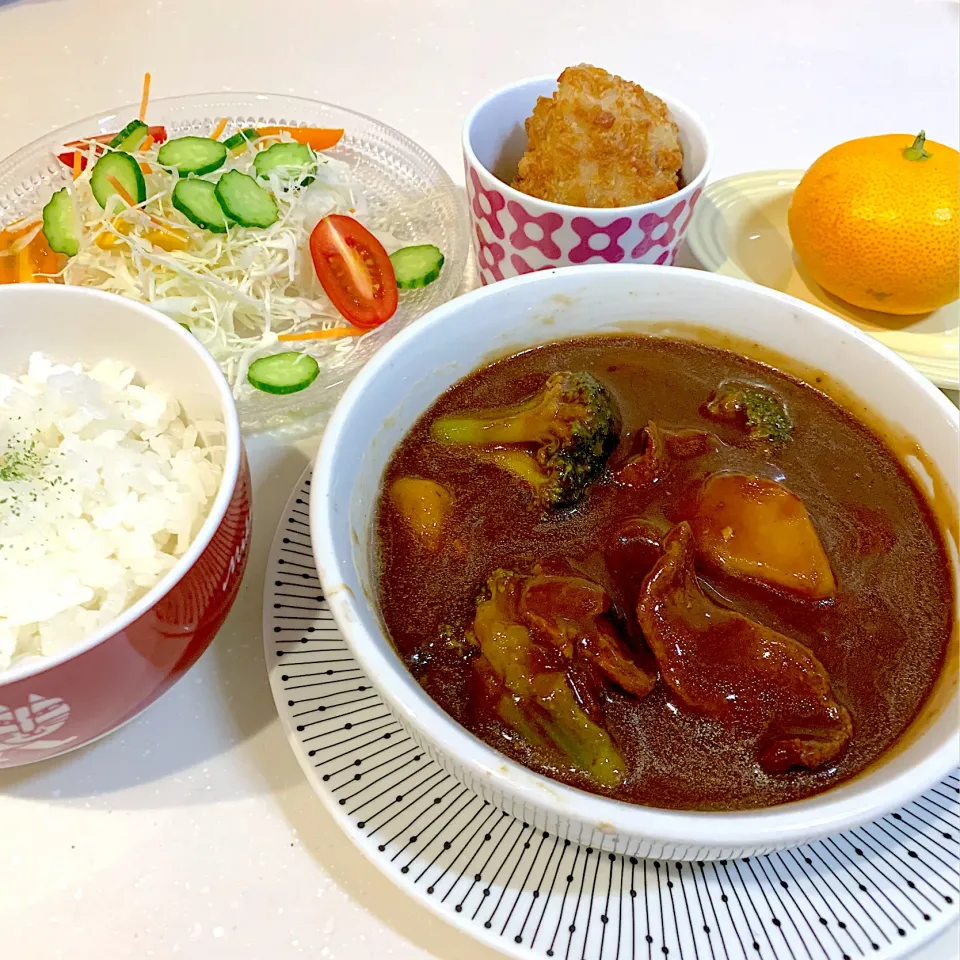 Snapdishの料理写真:夜ご飯😃サラダ、鰆のフライ、ビーフシチュー、みかん|とまこ(*^o^*)さん