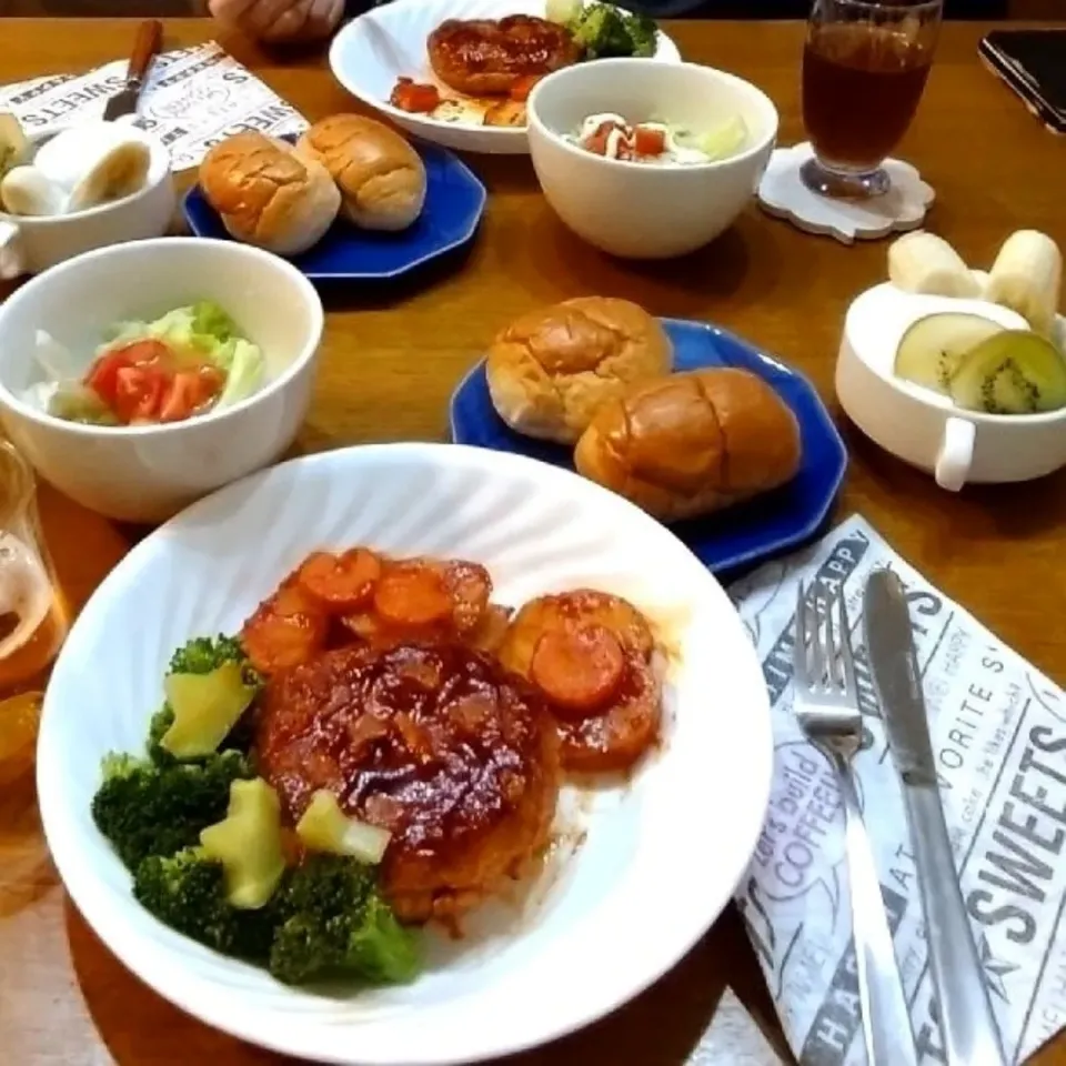 Snapdishの料理写真:煮込みハンバーグでバースデー|Reikoさん