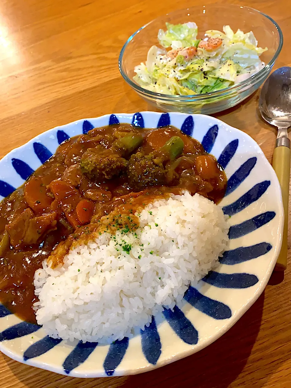 Snapdishの料理写真:野菜たっぷりカレーとシーフードサラダ🦐|ooooorangeさん