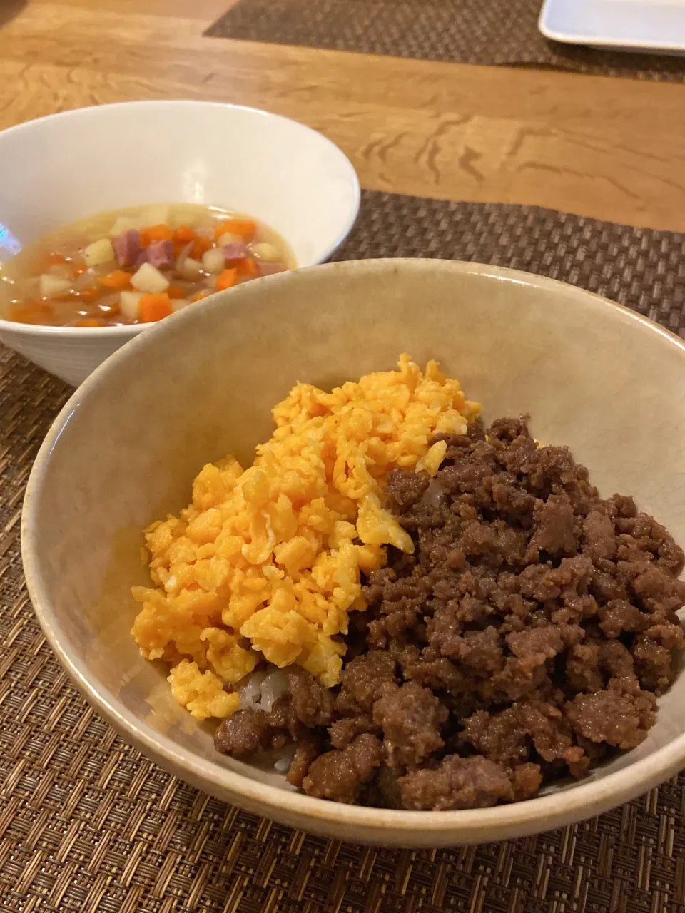 そぼろ丼と野菜スープ|あいなさん