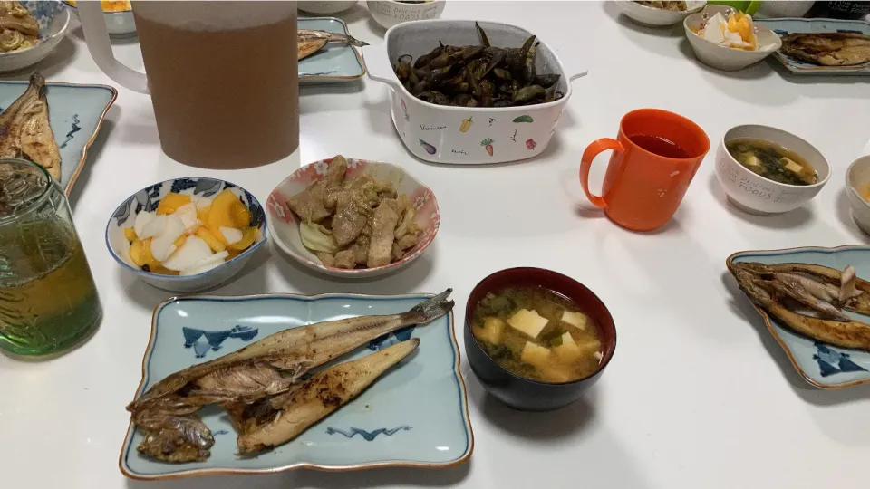 晩御飯(*´-`)🌟ほっけ🌟黒枝豆🌟柿と大根のなます🌟回鍋肉風炒めもの🌟みそ汁（豆腐、ワカメ）今日は、パパさんが、ワクチン２回目の為お休み。昼からご飯炊いたり、パパさんが留守の間に70'sディスコミュージックかけて掃除機🤣|Saharaさん