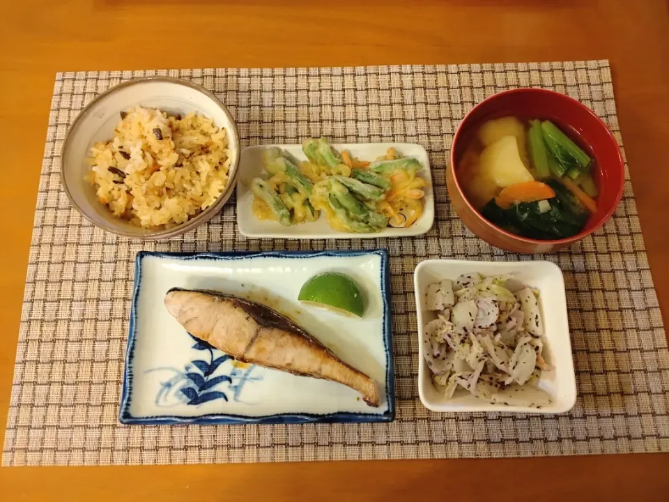 Snapdishの料理写真:☆ハマチ塩焼き
☆インゲン人参かき揚げ
☆白菜ゆかり和え
☆山菜釜飯
☆みそ汁|chikakoさん