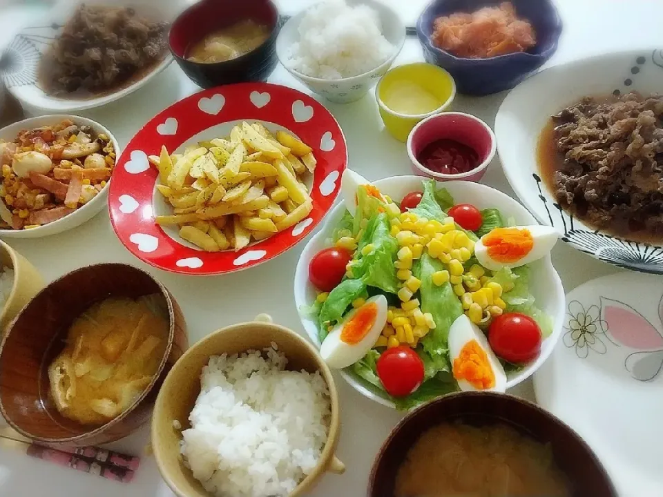 夕食(*^^*)
牛丼(丼じゃないですが😅牛皿？(笑))
フライドポテト🍟
エリンギとベーコンとうずらのバターコーンソテー
サラダ(レタス、ミニトマト、ゆで卵、コーン)
焼き鮭
お味噌汁(キャベツ、油揚げ)|プリン☆さん