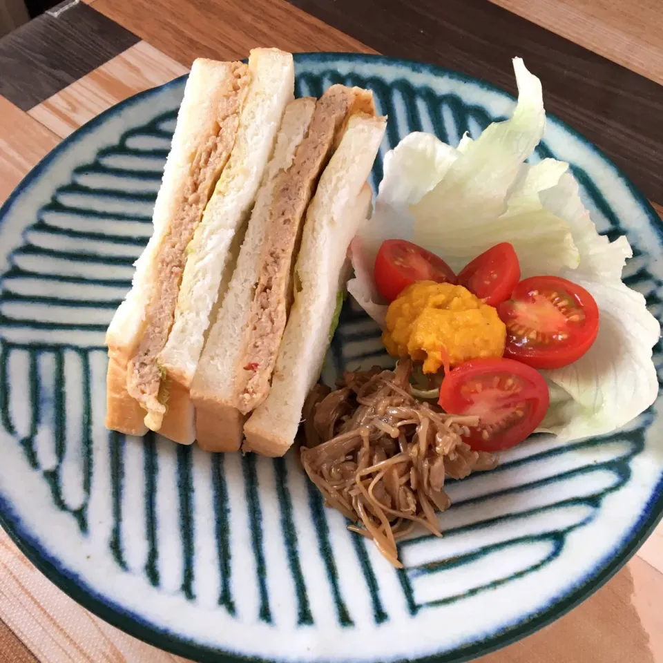 鶏そぼろ入り卵焼きサンド|ポンポンダリアさん