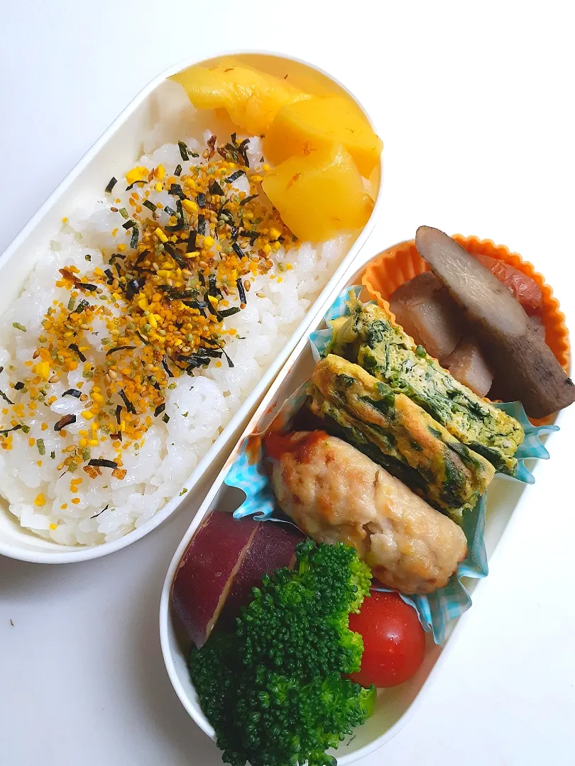 ☆中学生弁当☆のりたまごはん、沢庵、筑前煮、ほうれん草卵焼き、チーズハンバーグ、薩摩芋レモン煮、ブロッコリー、ミニトマト|ｼｮｺﾗさん