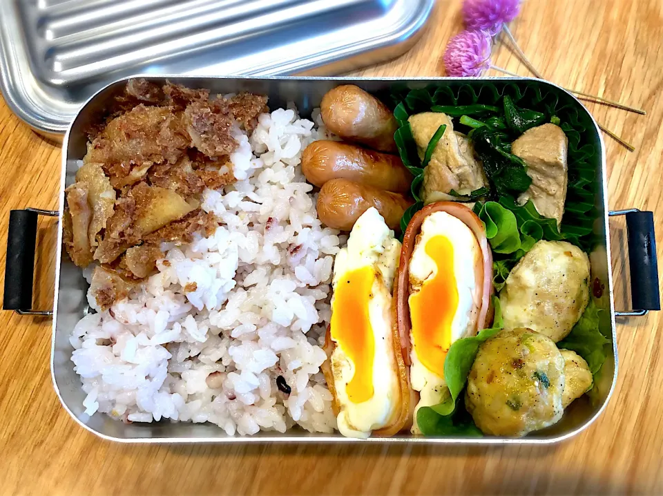 サラ弁　　　　　　　　　　　　　　　　　　　ハムエッグ　鶏つくね　豚ヒレ肉とほうれん草の煮物　ウインナー　生姜かつ節しぐれ煮|じゅんさんさん