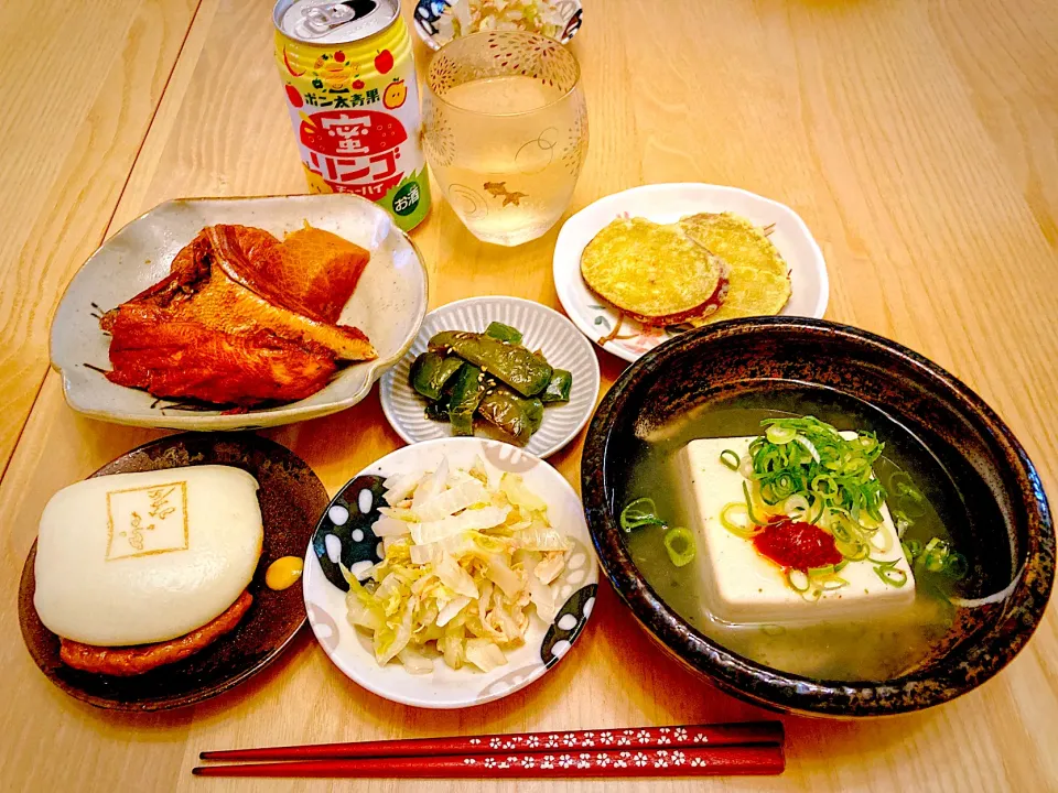 今日の夕食　ブリ大根　湯豆腐　ツナと白菜の蒸し煮　ピーマンの甘辛煮　さつまいもの天ぷら　角煮まんじゅう|ふわ猫はなちゃんさん