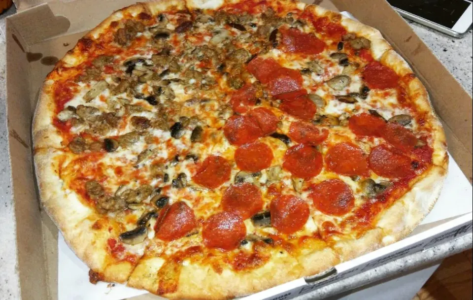 New York style pizza with pepperoni, sausage and mushroom|steven z.y.さん