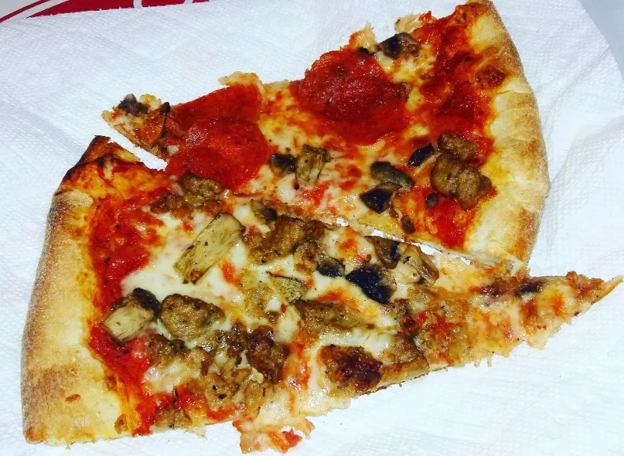 pizza with pepperoni, sausage and mushroom|steven z.y.さん