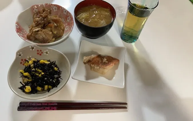 晩御飯。🌟赤魚の炊いたん🌟鶏の照り焼き🌟サラダ（ひじき、コーン、ツナ）🌟みそ汁（白菜、玉ねぎ）。サラダは缶詰の、ひじき、コーン、ツナを水切りして、青じそドレッシングで和えただけ。|Saharaさん