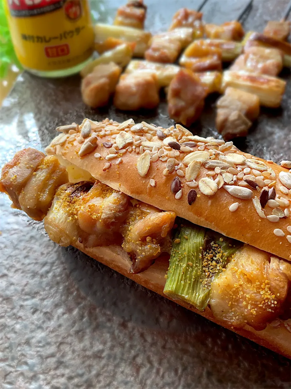 焼き鳥と塩糀コッペパンで焼き鳥パンwithカレーパウダー|9421beruさん