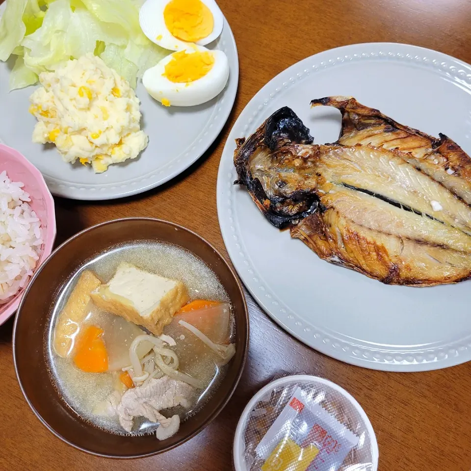 Snapdishの料理写真:アジの開きとポテトサラダと豚汁|waiwaiさん