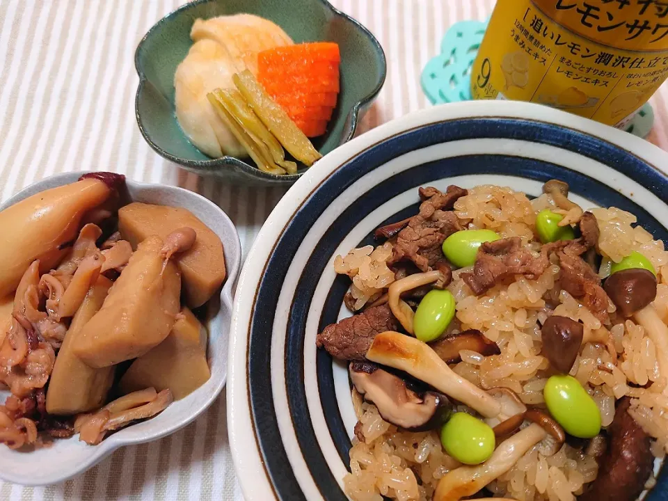 Snapdishの料理写真:★今日のお夕飯★
❇️牛肉とキノコのおこわ
❇️ヤリイカと里芋の煮物
❇️蕪と人参のぬか漬け|☆Chieco☆さん