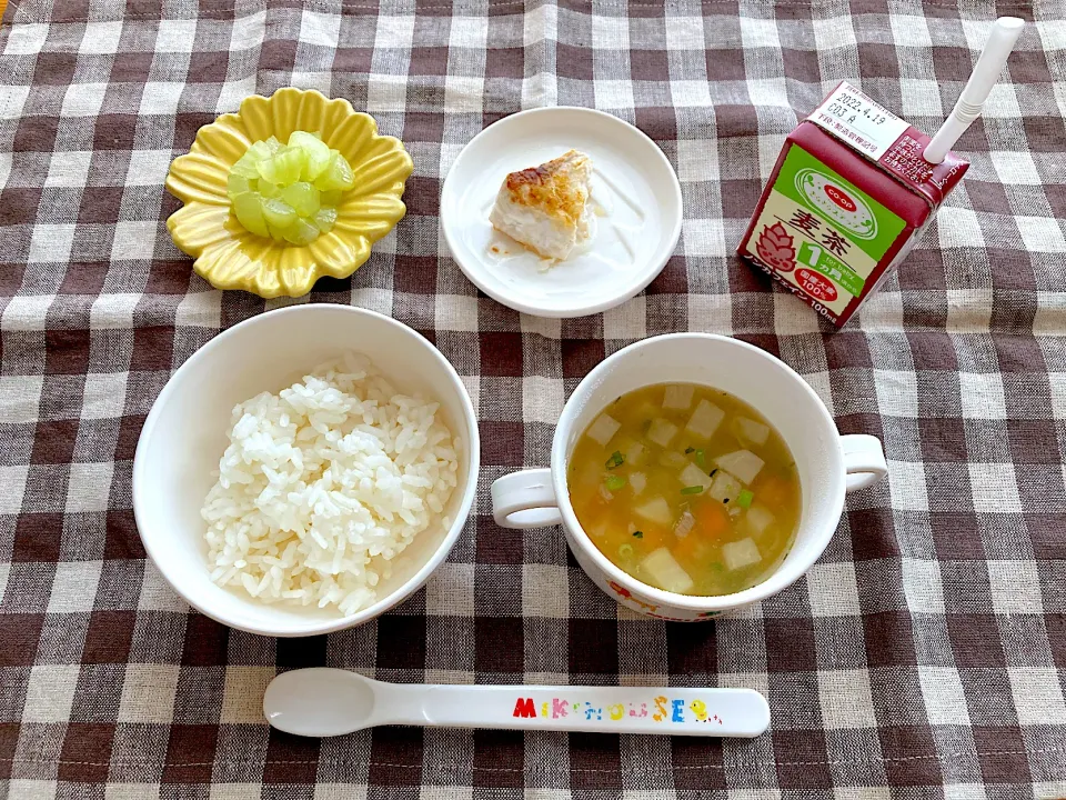 【離乳食】ごはん、かぶとにんじんのお味噌汁、焼きメカジキ、シャインマスカット、麦茶|sayaさん