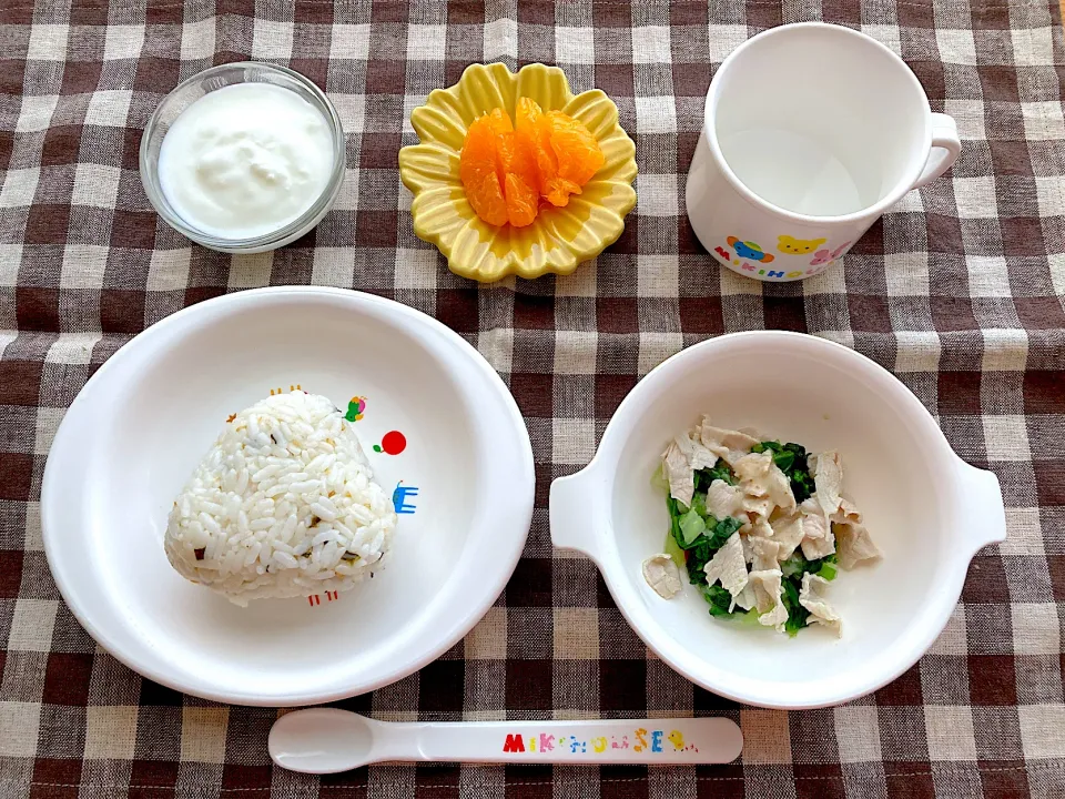 【離乳食】おにぎり、豚しゃぶゆで野菜（ごまドレ）、みかん、ヨーグルト、湯冷し　 #OnigiriAction|sayaさん