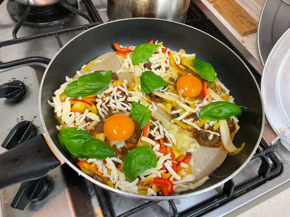 今日のガレットは、ピザ風？ラザニア風？
蕎麦粉の生地に、ワンタンの皮(パスタの代用)、ボロネーゼソース、エリンギ、パプリカ、バジルの葉、玉子、チーズのガレット^_^|Takeshi  Nagakiさん