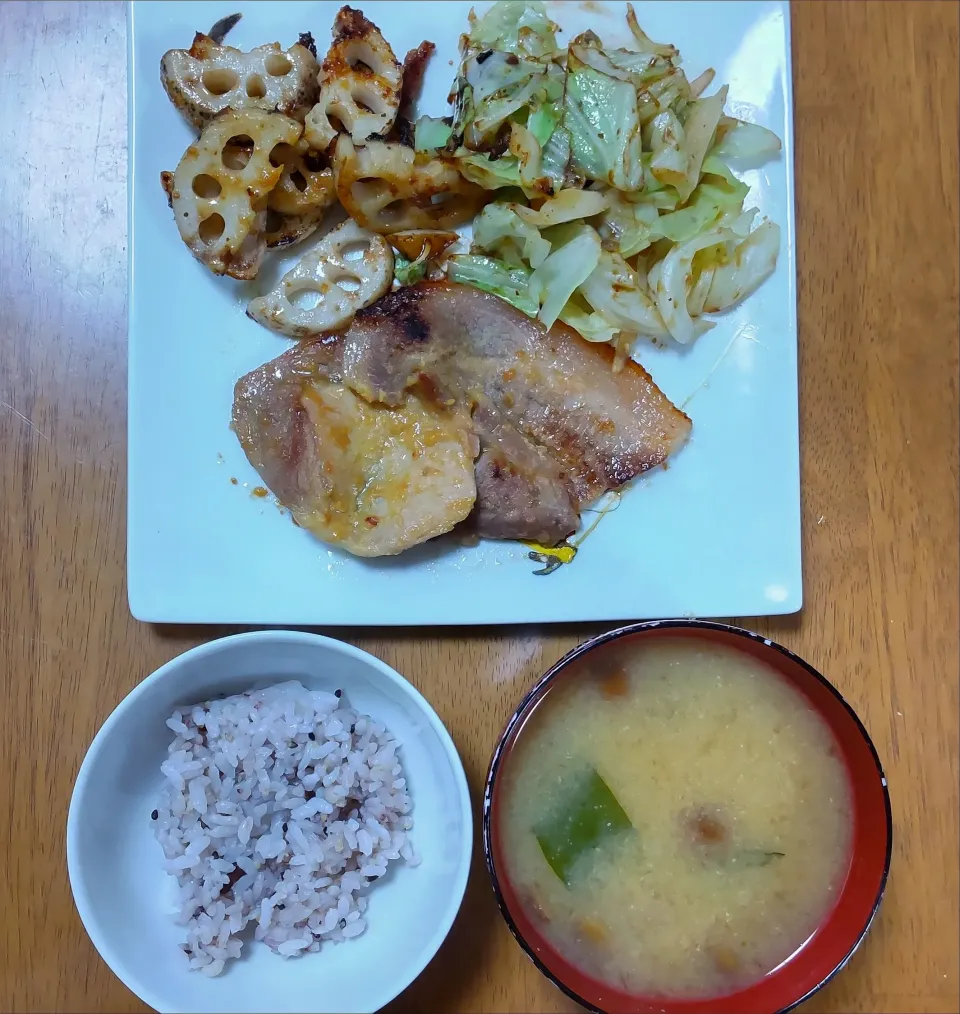 Snapdishの料理写真:１１月２日　豚肉とれんこんの西京焼き　なめことわかめのお味噌汁|いもこ。さん