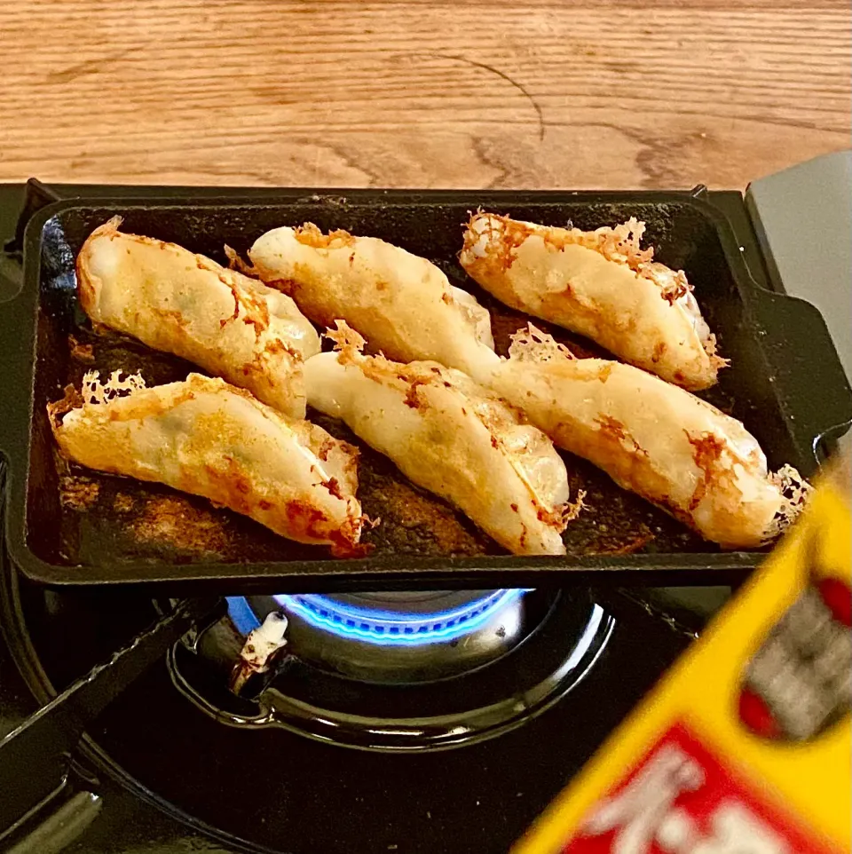 Snapdishの料理写真:特売 冷凍餃子のカレー味変・・|ばくあんしゃさん