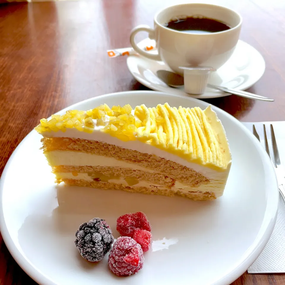 Snapdishの料理写真:ケーキセット（マロンケーキとコーヒー）|T. Wonderさん