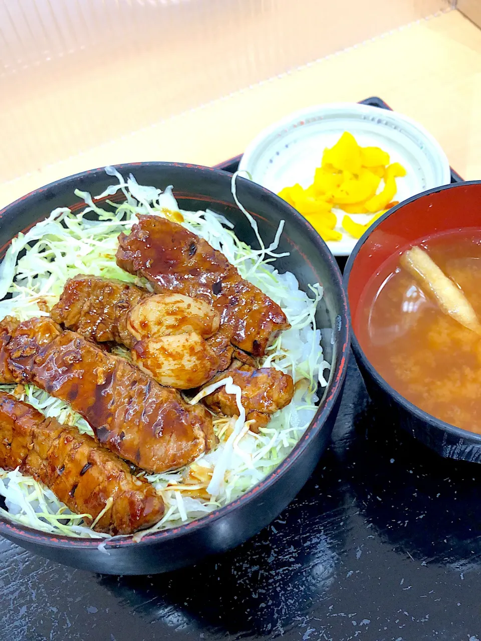 Snapdishの料理写真:トンテキ丼|藤本 ひろきさん