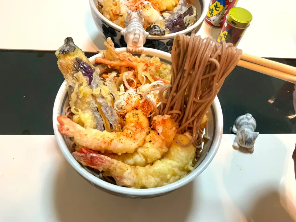 Snapdishの料理写真:天ぷらそば！
海老、茄子、玉ねぎと人参のかき揚げで！|Takeshi  Nagakiさん