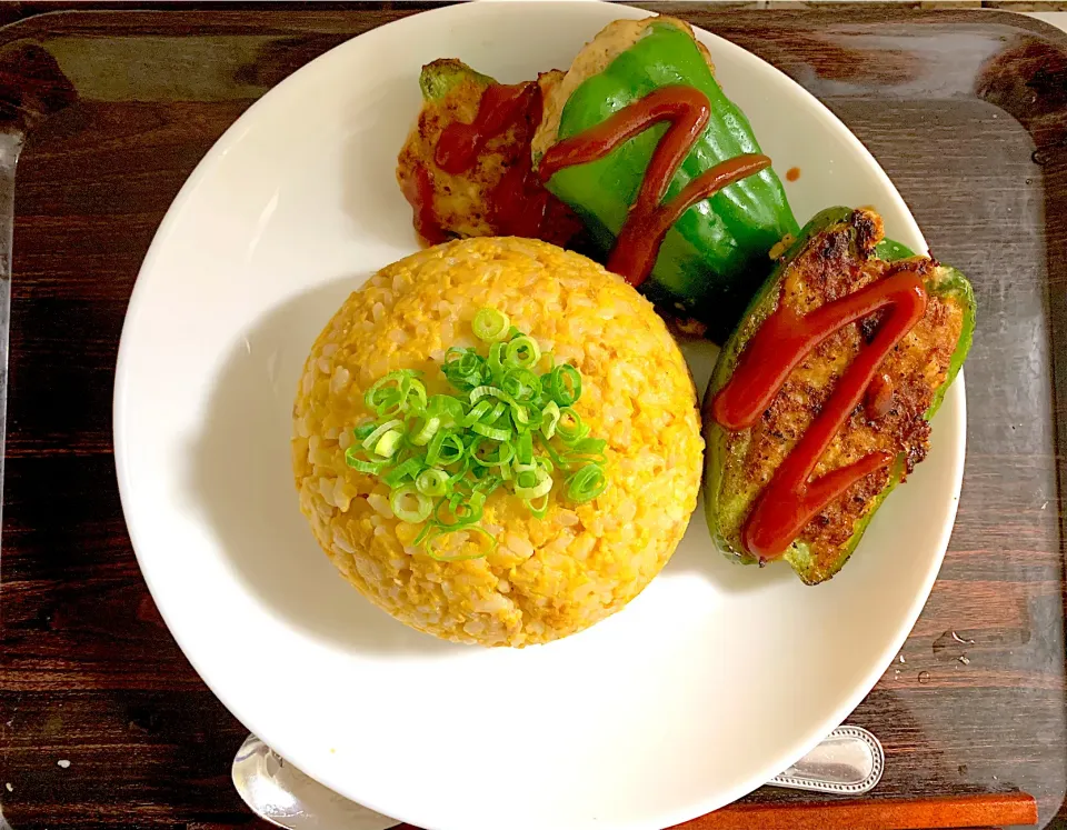 炒飯とピーマンの肉詰め|とある男子大学生の自炊垢さん