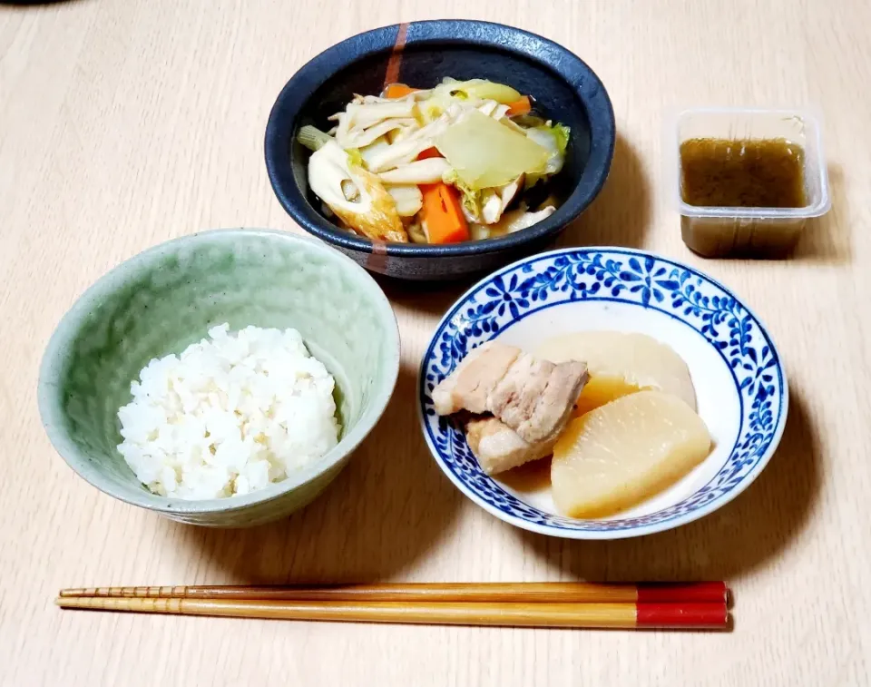 白菜ときのこの煮物
大根と豚バラ肉の煮物
もずく
ごはん|snowcrystalさん