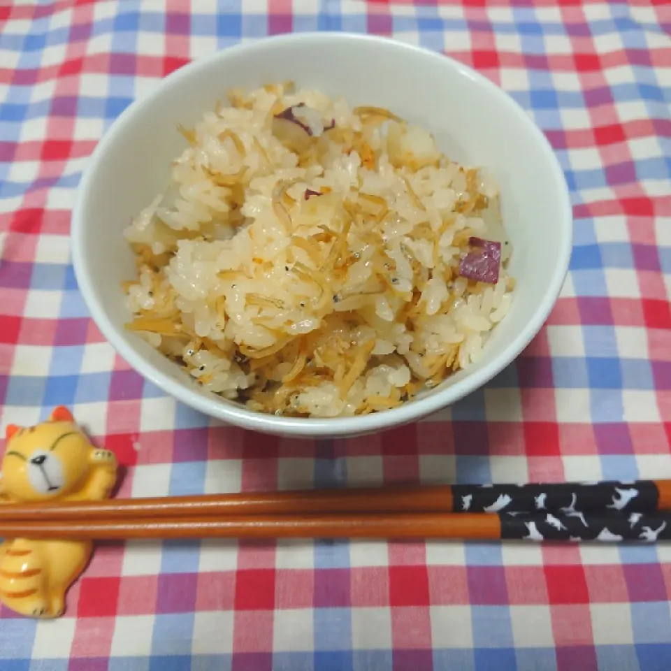 Snapdishの料理写真:さつまいもとちりめんじゃこの炊き込みご飯✨|cocco+さん