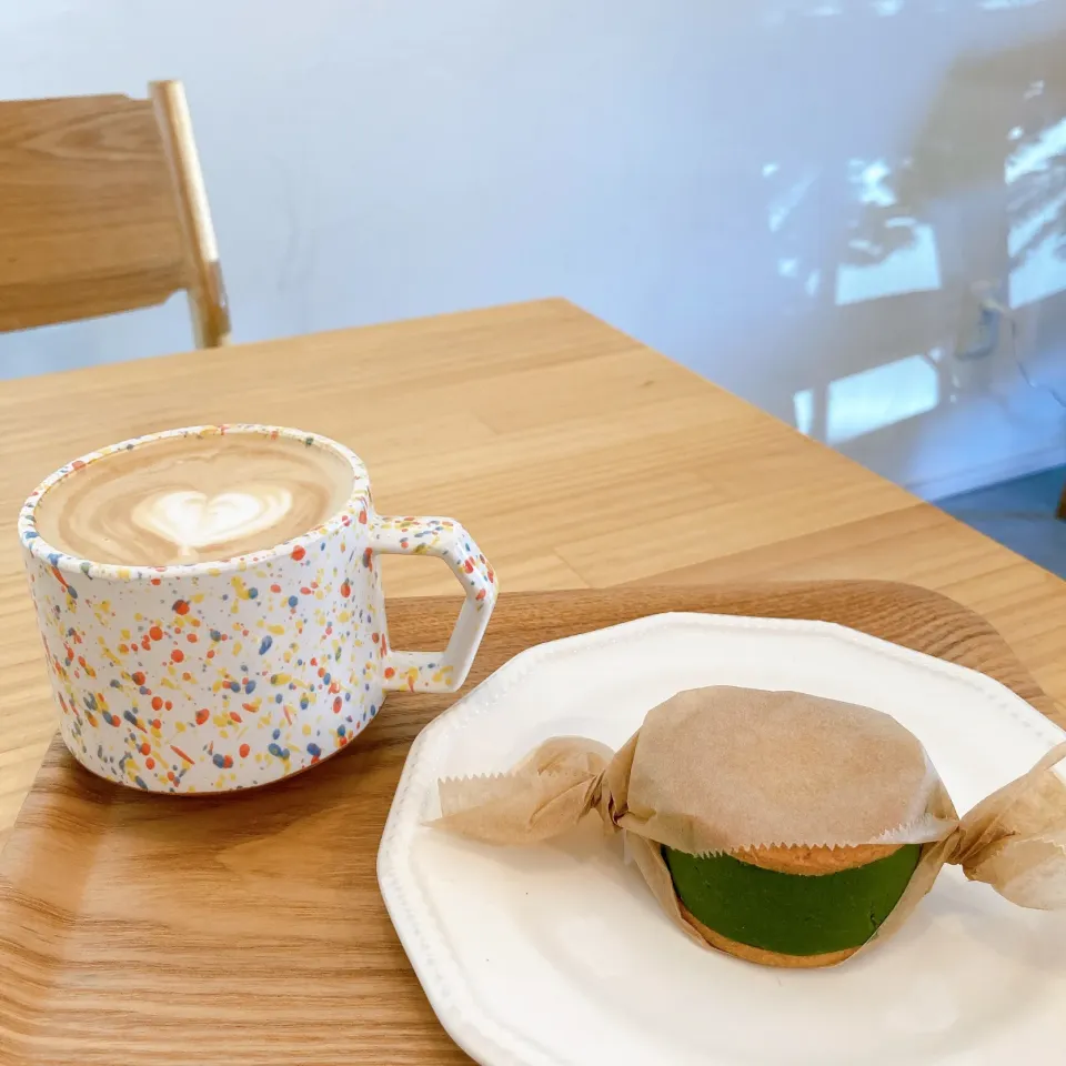 抹茶と栗のバターサンドとカフェラテ☕️|ちゃみこさん