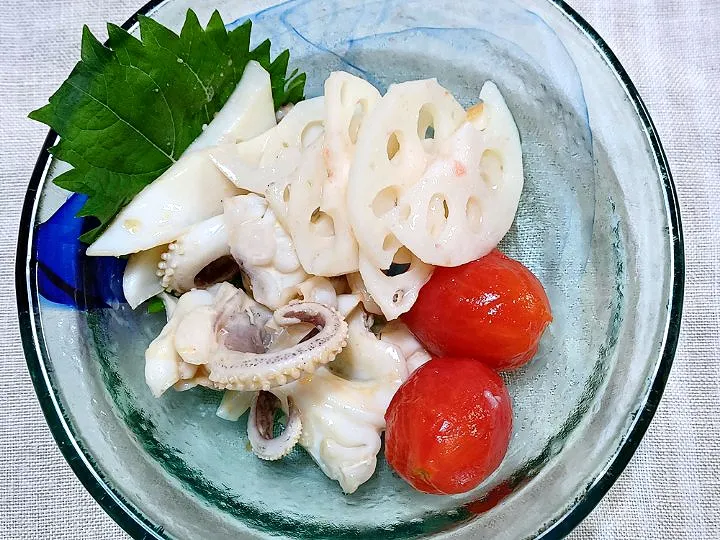 Snapdishの料理写真:アオリ烏賊の下足、蓮根で酢の物|ぱいんてーるさん