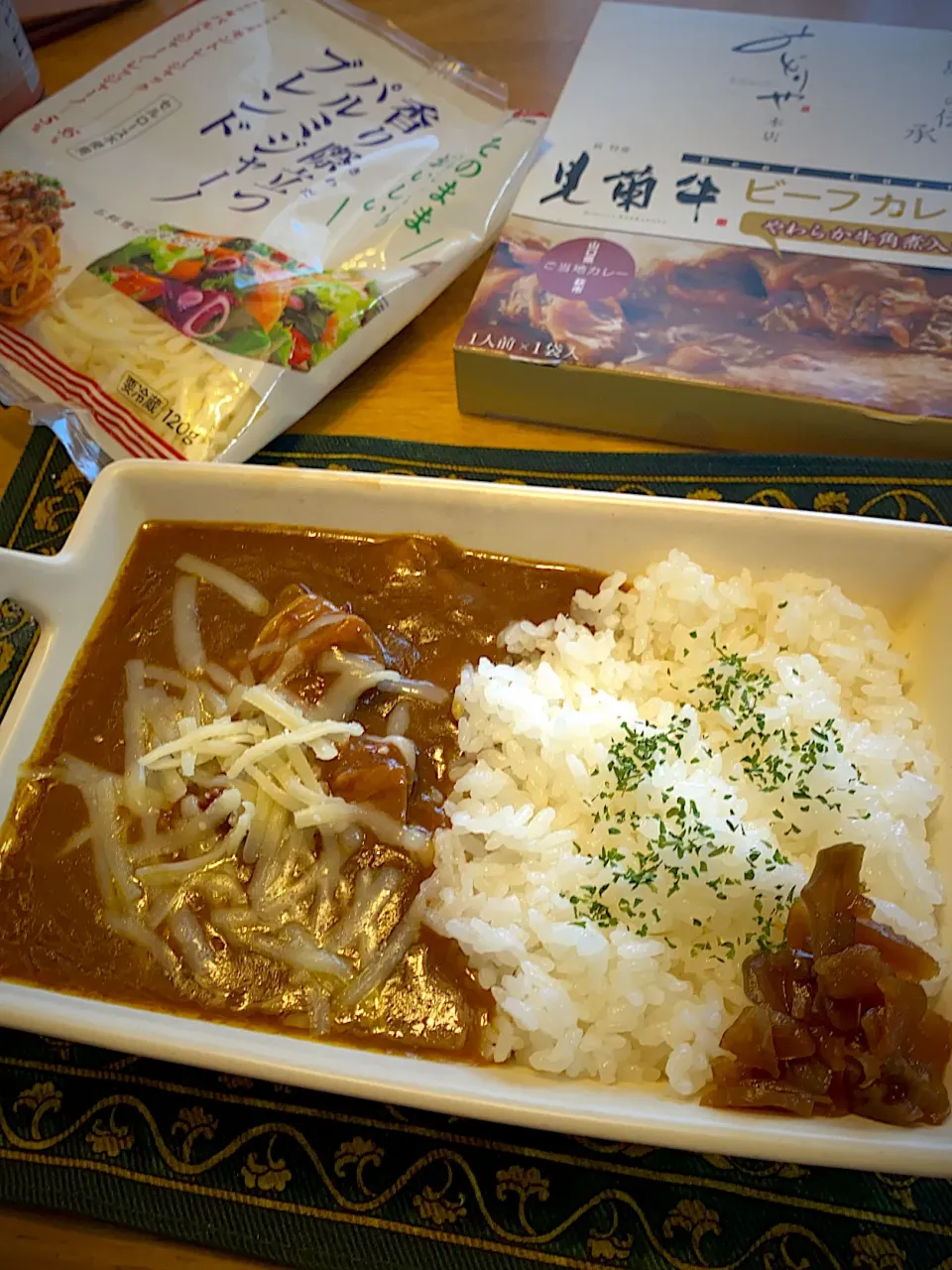 山口県ご当地カレー　みどりや本店見蘭牛ビーフカレーに、香り際立つパルミジャーノブレンドチーズかけてみました！|もえさん