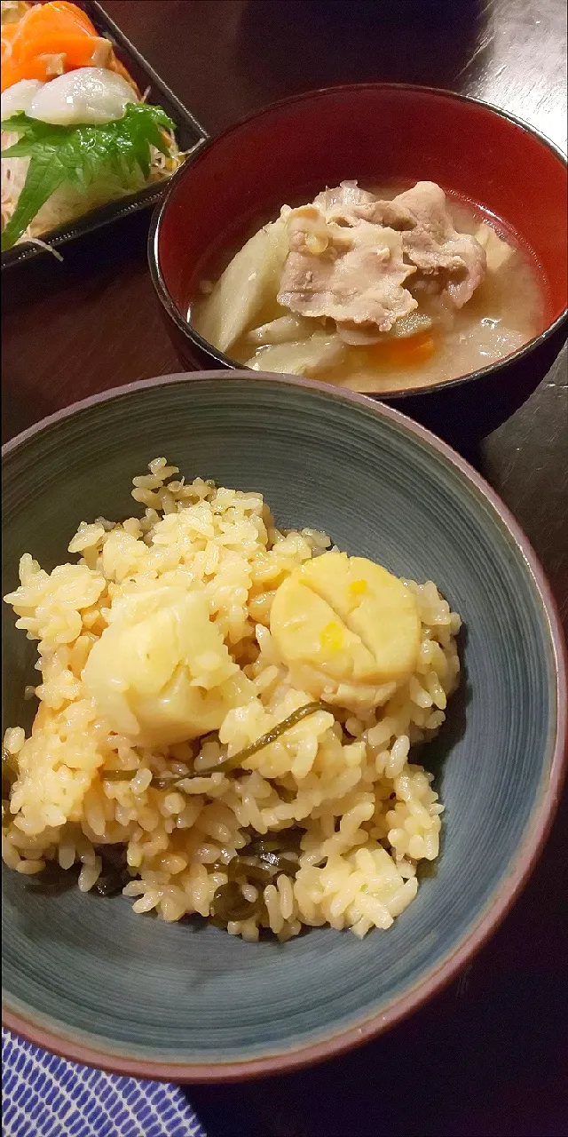 Snapdishの料理写真:塩昆布とホタテの炊き込みご飯|seaskyさん