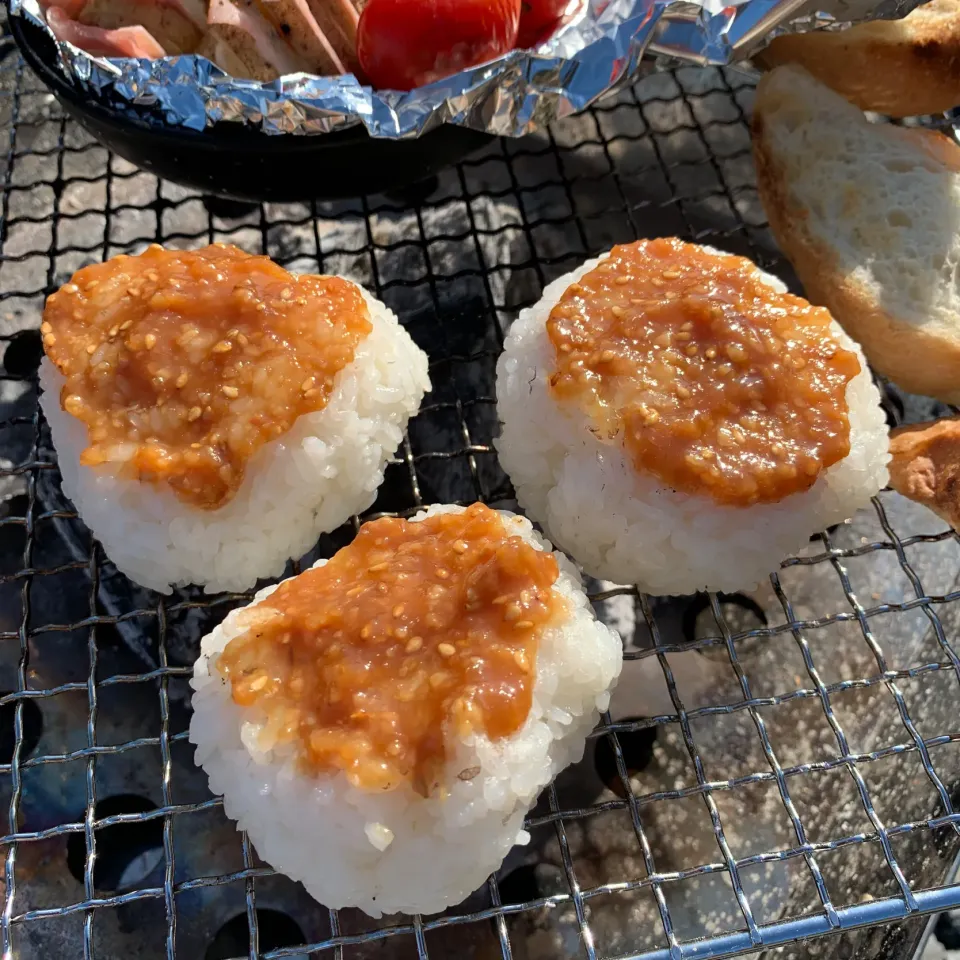 キャンプ飯⛺️新米で味噌おにぎり|とももさん