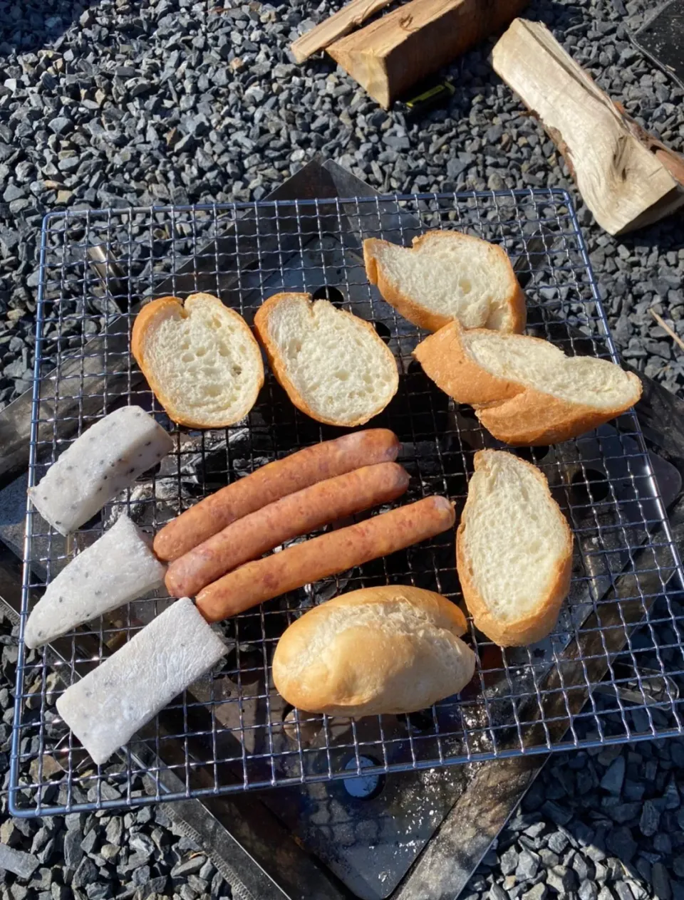 キャンプ飯⛺️チーズウィンナーとフランスパン＋お餅|とももさん