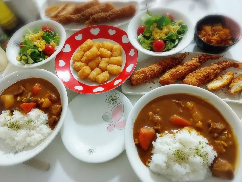 夕食(*^^*)
カレーライス🍛
海老フライ、チーズササミカツ
ハッシュドポテト
サラダ🥗
福神漬け|プリン☆さん