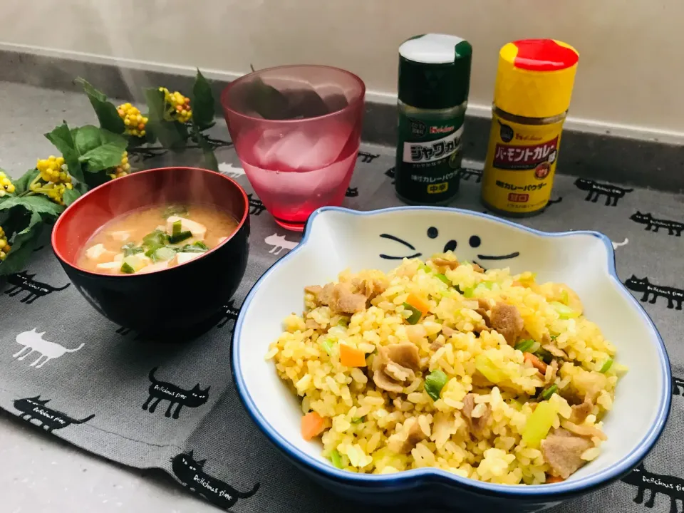 Snapdishの料理写真:こずりんさんの料理 味付カレーパウダーでカレーチャーハン|バシュランさん