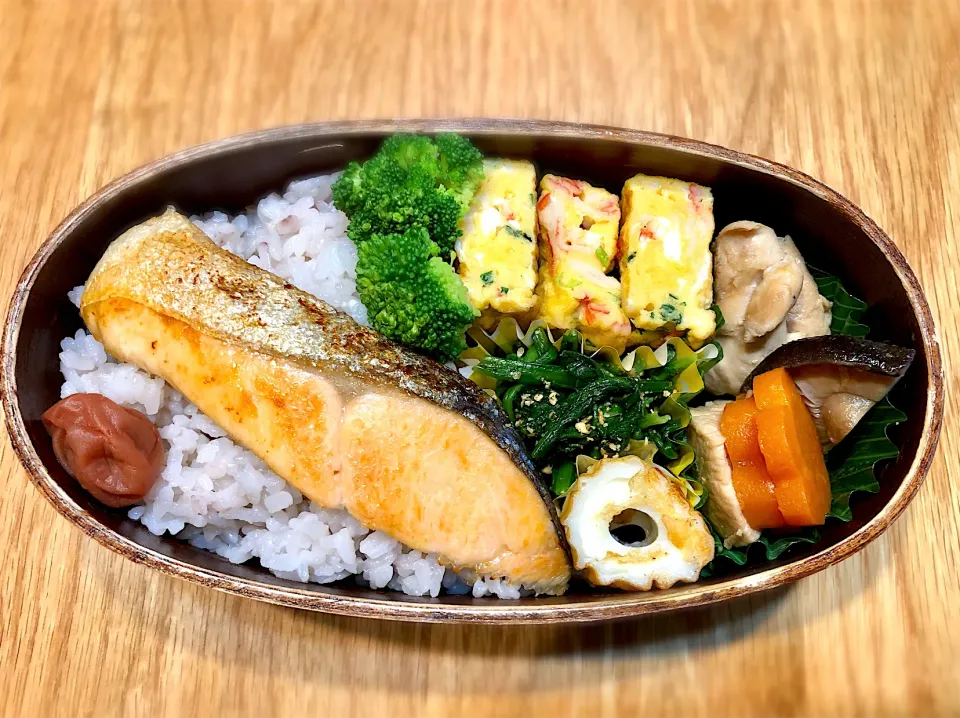 サラ弁　　　　　　　　　　　　　　　　　　　焼き鮭　春菊お浸し　カニカマ卵焼き　鶏と椎茸の煮浸し　チーチク|じゅんさんさん