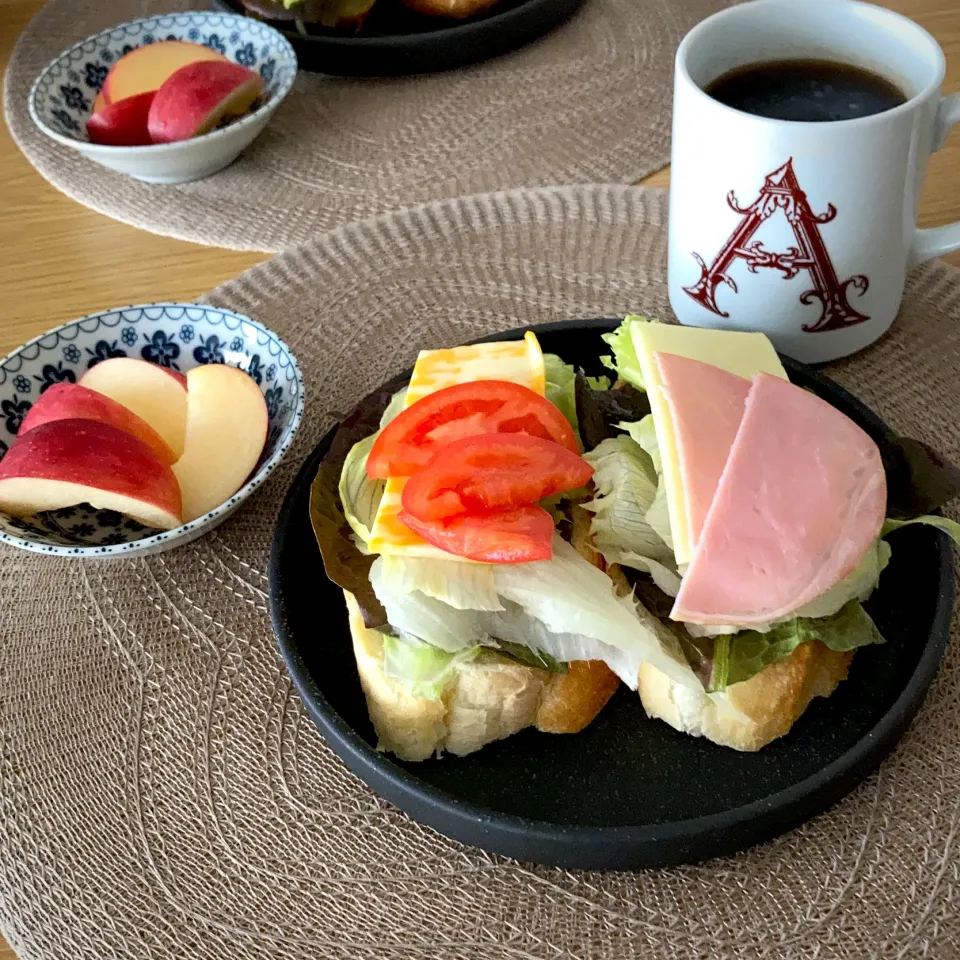 オープンサンドで朝食|ツインうさぎさん